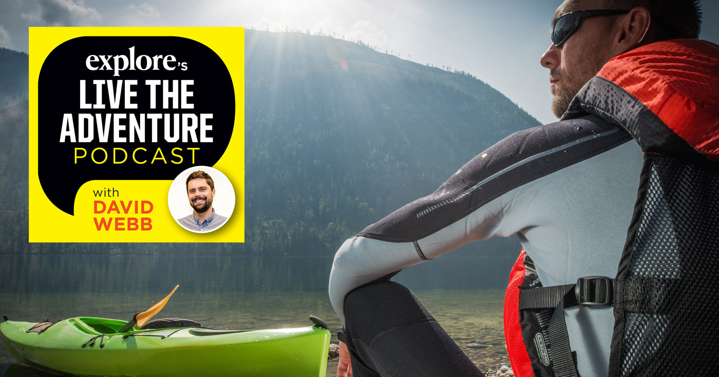 Le logo du podcast Live the Adventure d’Explore flottant au-dessus d’un kayakiste sur le rivage.