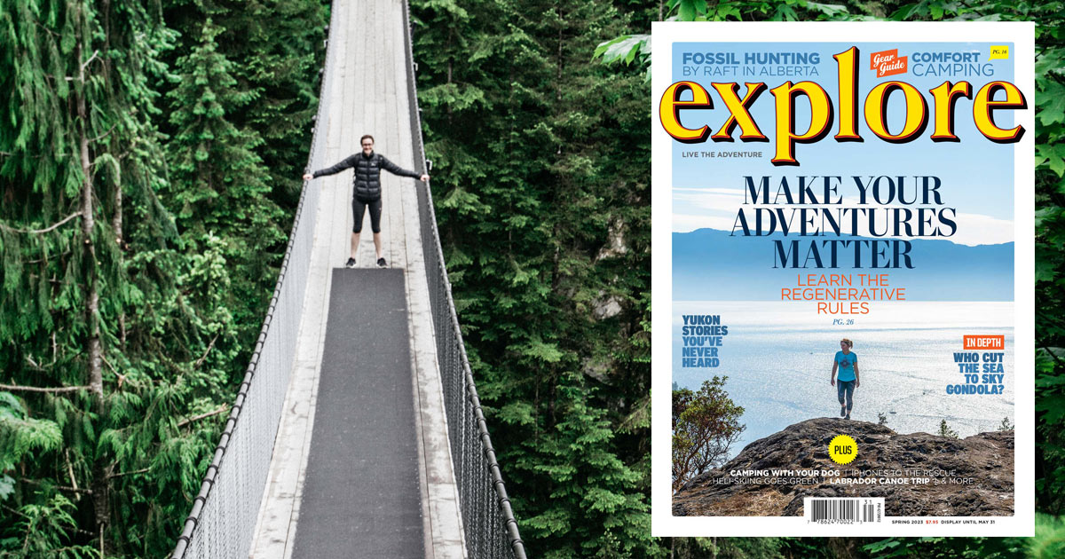 Une femme traverse un pont suspendu géant, suspendu au-dessus d’une forêt, et la couverture d’Explore Magazine flotte au premier plan.