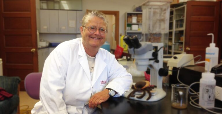 Vett Lloyd, Ph.D., à l’Université Mount Allison dans son laboratoire.