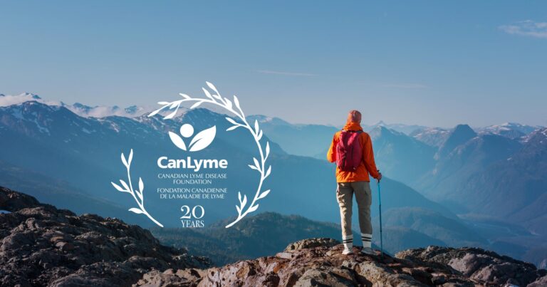 Un randonneur monte au sommet d’une montagne avec son pantalon niché dans ses chaussettes.