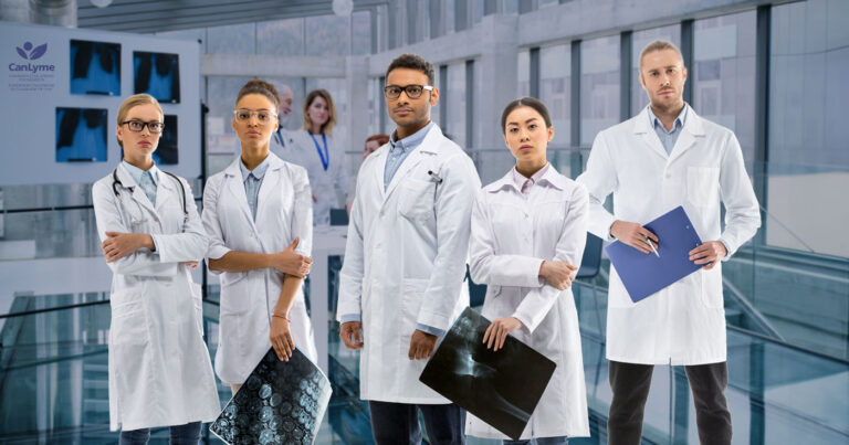 Une équipe de professionnels de la santé se tiennent ensemble pour en apprendre davantage sur le diagnostic et le traitement de la maladie de Lyme.