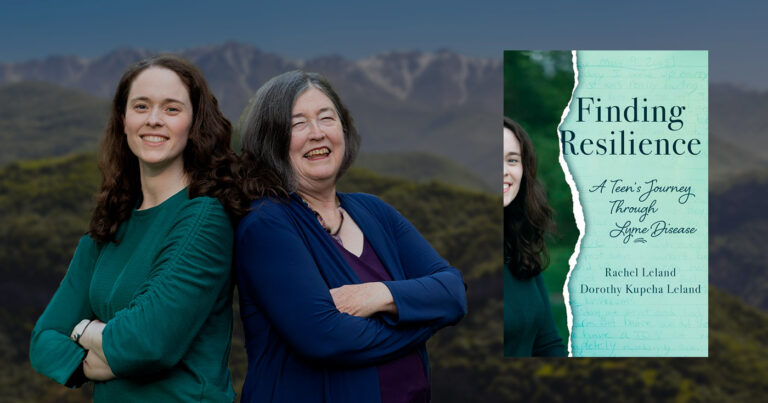 Dorothy et Rachel Leland se tiennent côte à côte avec leur livre au premier plan : Trouver la résilience : Le voyage d’un adolescent à travers la maladie de Lyme.