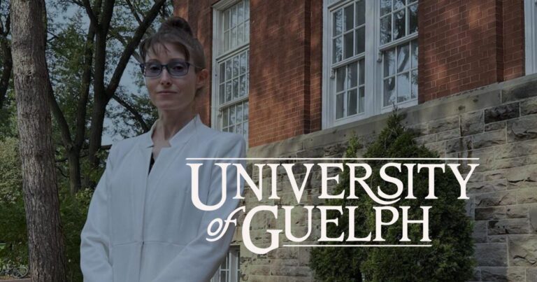 La Dre Melanie Wills se tient à l’extérieur avec le logo de l’Université de Guelph au-dessus d’elle.