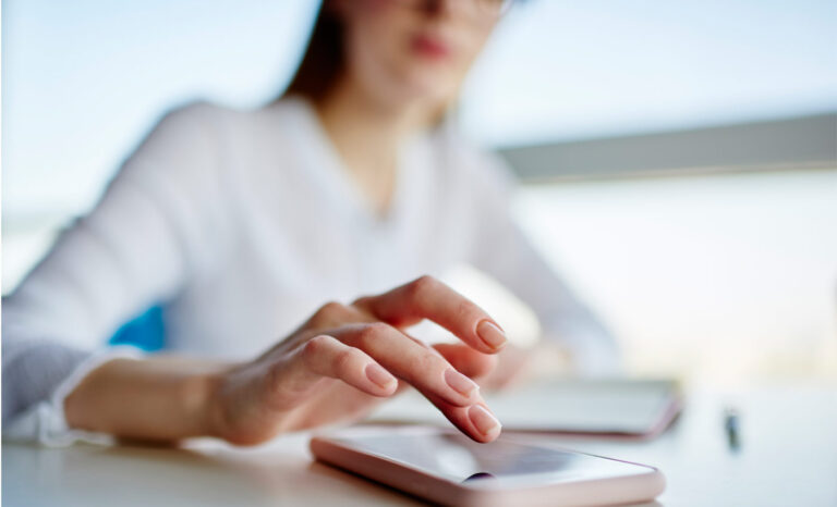 Une femme répond à un sondage par téléphone.
