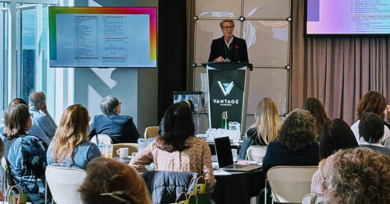 Le Dr Tim Cook se tient à l’avant de la conférence pour faire sa présentation.